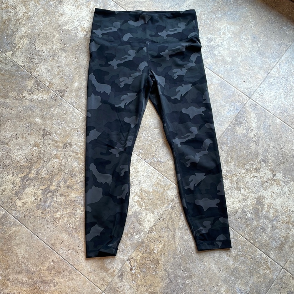 Yogalicious Lux Women’s green camo leggings size large - soft and flattering